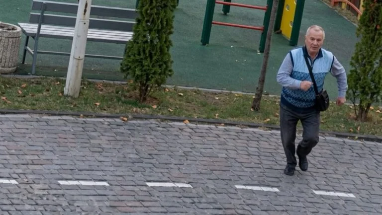 Homem corre para escapar de drone russo e câmera registra momento de tensão