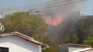 Incêndio nas dunas do Imbuí assusta moradores e se aproxima de residências em Salvador