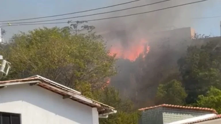 Incêndio nas dunas do Imbuí assusta moradores e se aproxima de residências em Salvador
