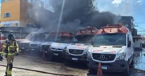 Incêndio atinge ambulâncias do Samu em Salvador e fumaça densa chama atenção; suspeita de ação criminosa