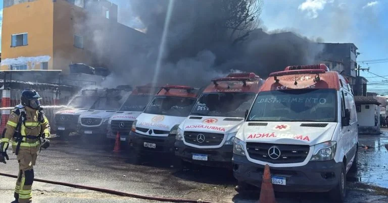 Incêndio atinge ambulâncias do Samu em Salvador e fumaça densa chama atenção; suspeita de ação criminosa