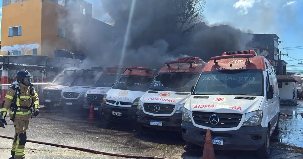 Incêndio atinge ambulâncias do Samu em Salvador e fumaça densa chama atenção; suspeita de ação criminosa