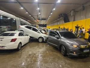 Chuva forte alaga túnel em SP e deixa carros submersos