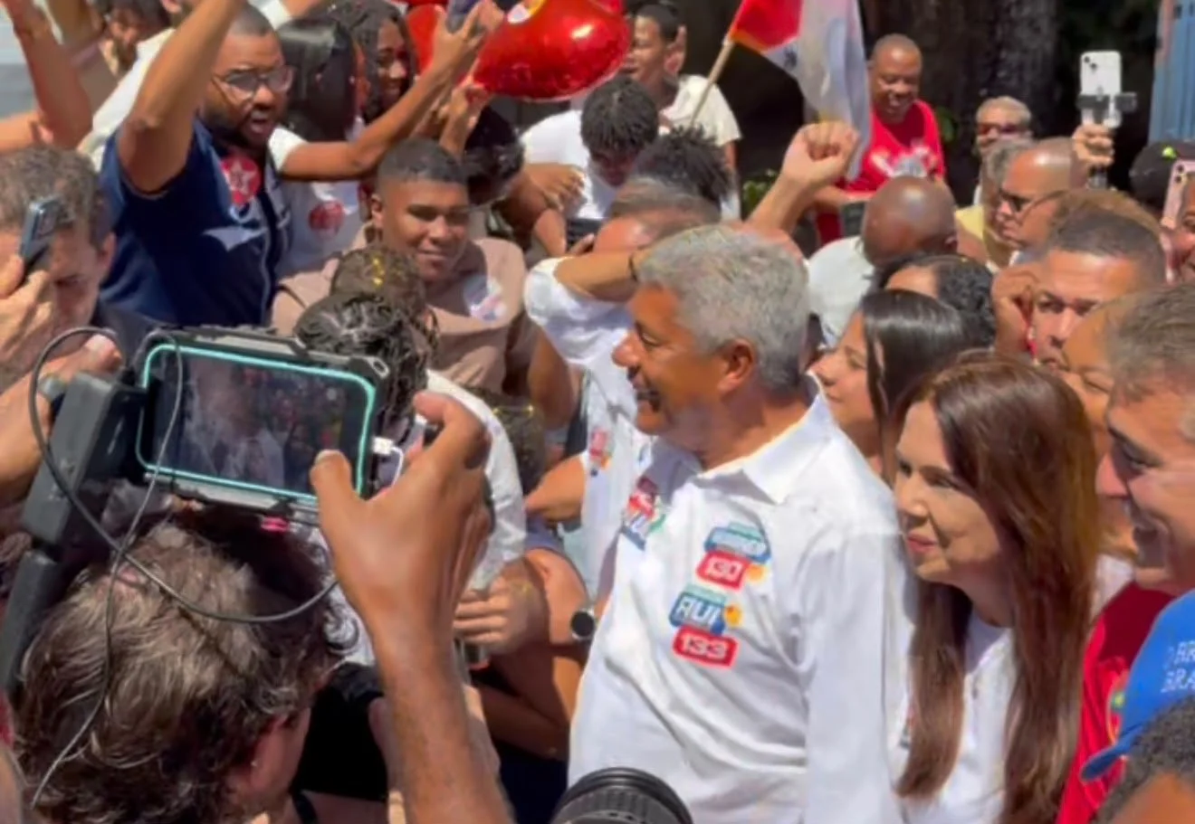 Jerônimo Rodrigues chega para votar no Luiz Viana acompanhado de aliados e familiares