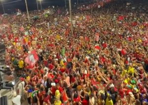 Manifestação pró Lula na Barra tem grande adesão de artistas e surpreende pela quantidade de apoiadores