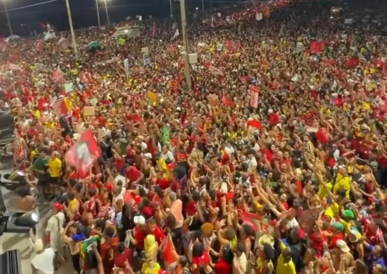 Manifestação pró Lula na Barra tem grande adesão de artistas e surpreende pela quantidade de apoiadores