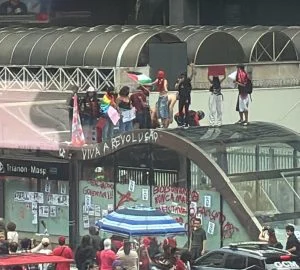 Manifestantes depredam acessos de estação de metrô durante ato pró Lula na Avenida Paulista