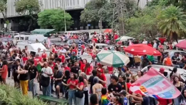Estudantes se mobilizam em Belo Horizonte em defesa de Lula e da educação pública