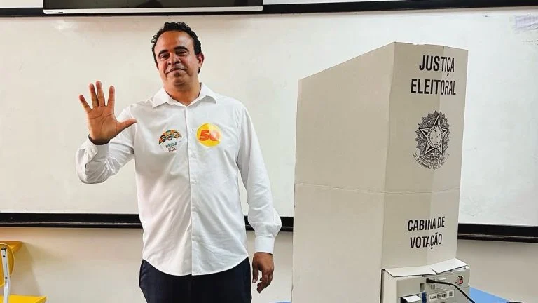 Candidato ao Governo da Bahia, Ronaldo Mansur vota em Ondina e avalia campanha eleitoral como “Superpositivo”