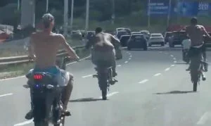 Perigo: jovens são flagrados dando o “grau”, transitando sem capacete e em alta velocidade na Paralela