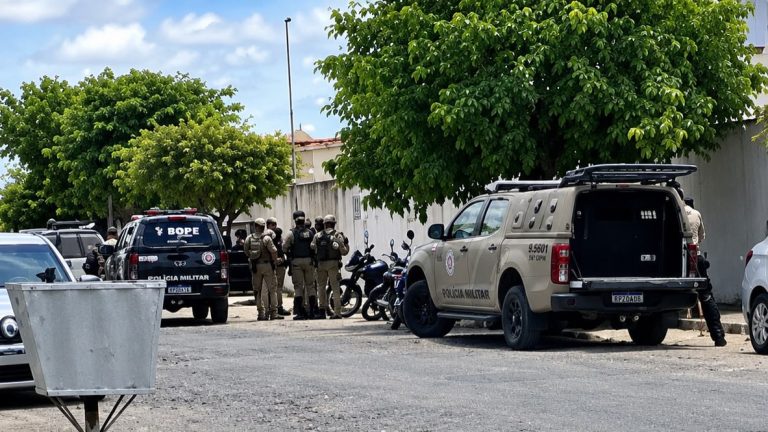BOPE negocia com policial militar armado dentro de companhia da PM em Esplanada