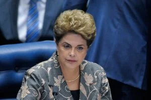 Ex presidente da República Dilma Rousseff é vaiada ao chegar para votar neste domingo