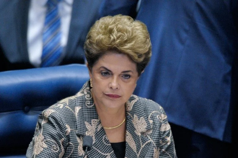 Ex presidente da República Dilma Rousseff é vaiada ao chegar para votar neste domingo