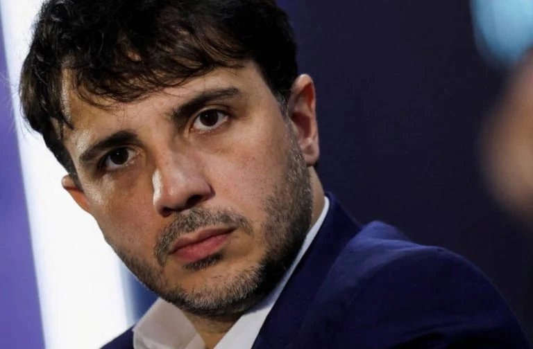 Renan Santos dispara contra Flávio Bolsonaro: “Desqualificado, covarde e burro”