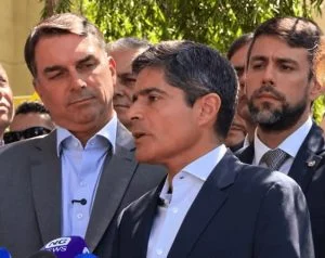 Apresentador da Piatã FM critica apoio de ACM Neto a Flávio Bolsonaro: “Isso é incoerência”