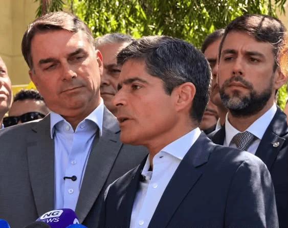 Apresentador da Piatã FM critica apoio de ACM Neto a Flávio Bolsonaro: “Isso é incoerência”