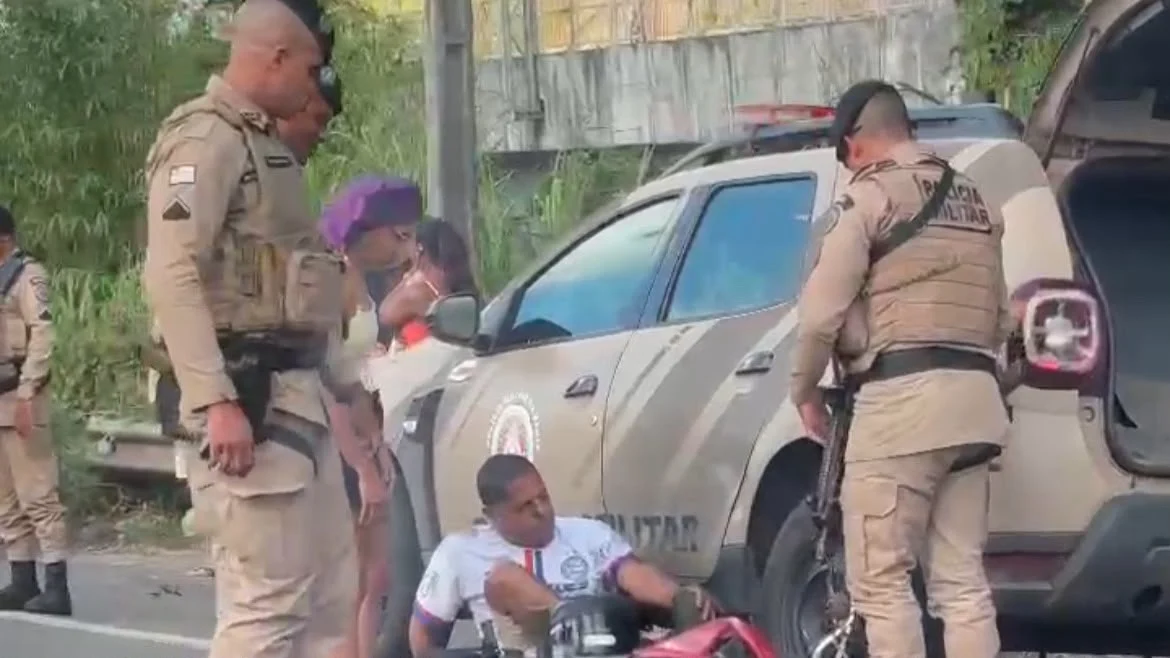 Acidente entre carros e motos causa lentidão e deixa feridos na BR 324 sentido Feira de Santana