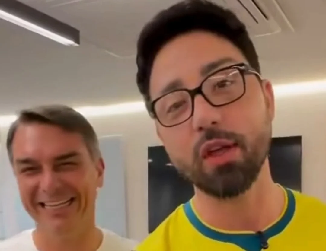 Rico Melquiades pede votos para Flávio e dispara sobre aparência: “Ia chamar de gostoso”