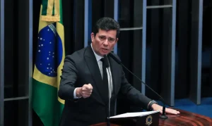 Sergio Moro vota em Curitiba e destaca que este domingo é “um grande dia para a democracia”