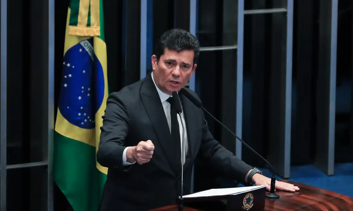 Sergio Moro vota em Curitiba e destaca que este domingo é “um grande dia para a democracia”