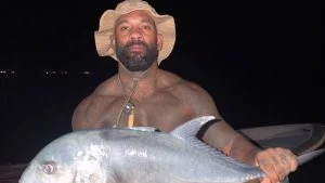 Influenciador ‘Tarzan’ vive momentos de tensão ao ser enrolado por cobra de quase 6 metros