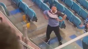 Torcedor do Grêmio é flagrado fazendo gestos racistas durante clássico contra o Internacional