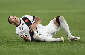 Jogador do Vasco passa mal após trombada e precisa ser retirado de campo; veja vídeo