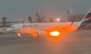 Asa de avião da Latam pega fogo e assusta passageiros; veja vídeo