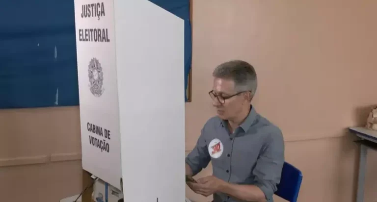 Romeu Zema é flagrado usando celular em cabine de votação e causa revolta na web: “Deixaram?”